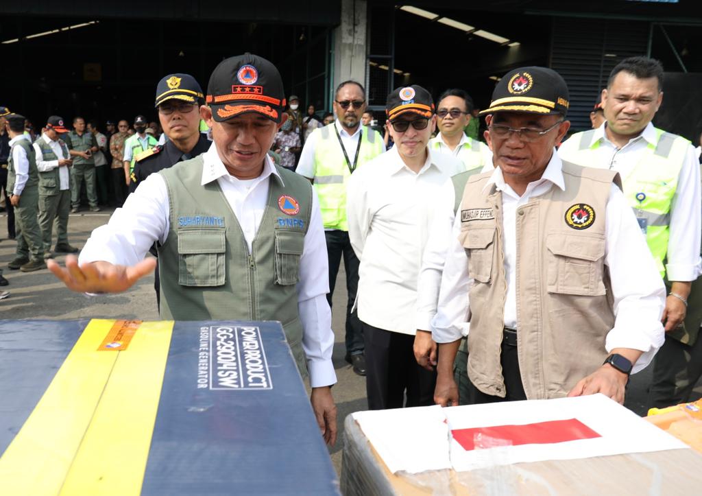 Kepala BNPB Letjen TNI Suharyanto S.Sos., M.M., bersama Menko PMK Muhadjir Effendy memeriksa barang bantuan kemanusiaan yang akan dikirim ke Myanmar dari Terminal Cargo, Bandara Internasional Soekarno-Hatta, Tangerang, Banten, Senin (26/6).